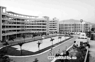 新河村新建的学校让村民感到满意.