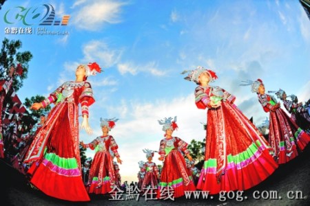 贵州民族姑娘小伙载歌载舞制造精彩