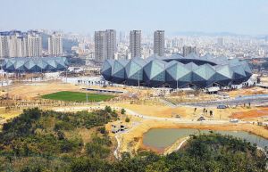 深圳:“绿水晶”大运馆折射世界级建筑异彩(图)