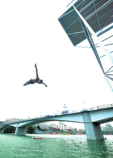国际高空跳水邀请赛精彩 选手在柳江大桥竞技