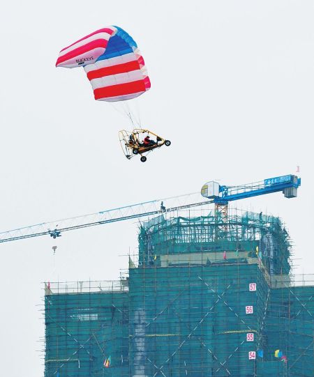 柳州:幸运市民搭乘轮式动力伞体验激情飞越(图