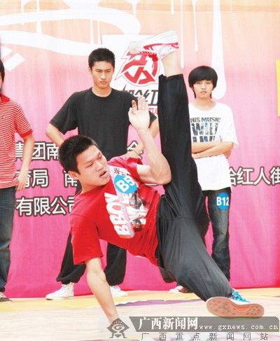 南宁首届街舞大赛开幕 “中国街舞第一人”亮相