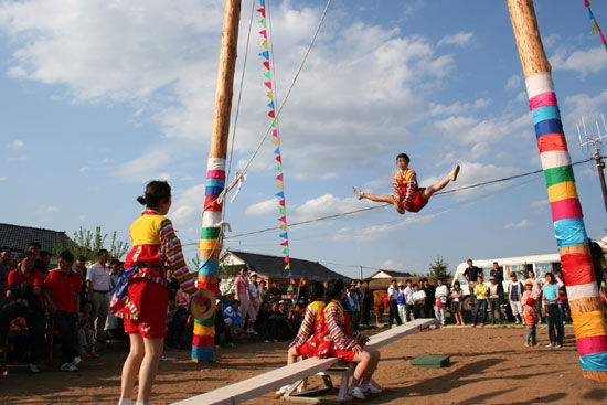 红旗民俗村跳板雏鹰展翅 安图县候选景区:红旗朝鲜族民俗村(组图)