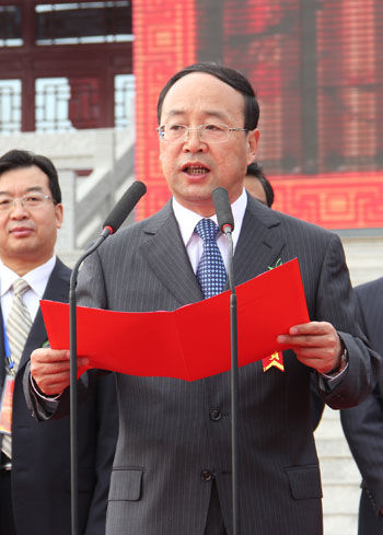 中共灵台县委书记王学书致辞。 2012崆峒文化旅游节启动仪式在灵台举行
