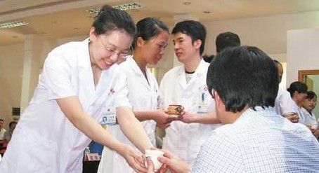 “师带徒”拜师仪式 杏林出新萃 柳州市中医院举行“拜师礼”