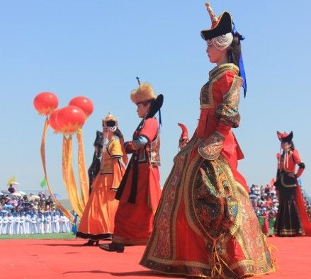节庆盛装 西乌珠穆沁民族服饰在那达慕大会上大放异彩