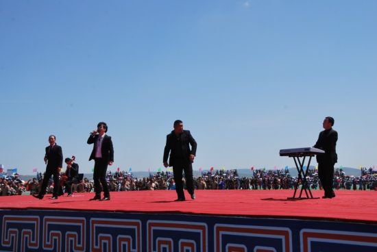 黑骏马组合应邀助阵 眩目民族风——西乌旗第十三届人民那达慕盛况