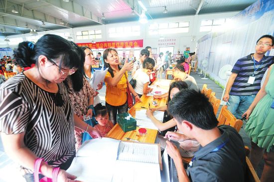 选房活动现场 幸福生活由此起航 柳州市首批公租房开始选房