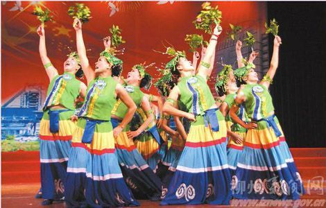 市老年艺术团在活动启动仪式上表演舞蹈《呼唤绿荫》。 2012年柳州市“敬老月”活动正式启动