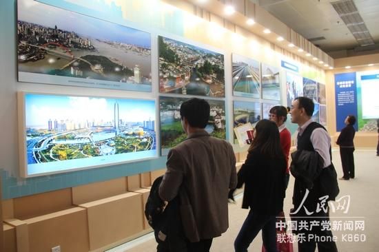 中外记者参观“科学发展 成就辉煌”图片展 十八大新闻中心组织中外记者到中关村参观采访