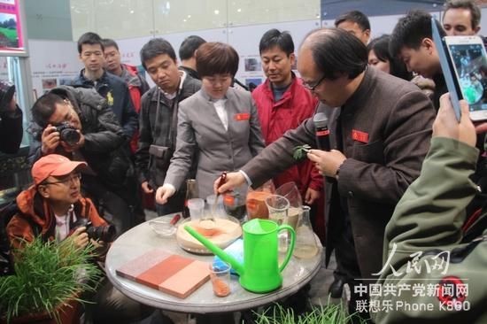 企业向记者展示科研成果 十八大新闻中心组织中外记者到中关村参观采访