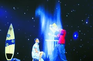 昨晚,来自荷兰的魔幻浪潮组合表演了时尚炫目的魔术《沙滩》,黄沙在他们手中如云似雾。 国际魔术大会举行 19组中外魔术师同台秀新招