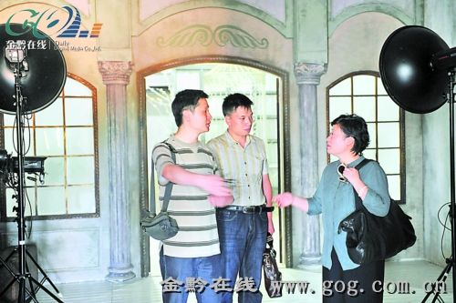1990年,来自贵阳的吴红剑与丈夫李世雄创办厦门市启明之星影像艺术有限公司,成为当地最早以现代婚纱摄影为主营业务的摄影机构。如今,“启明星”已成为厦门艺术人像和商用摄影的著名品牌。图为吴红剑(右一)在摄影? 近看泛珠——走进“9+2”