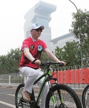 倡导绿色出行即刻启程 冯小刚携众文体明星公益骑行倡导绿色出行