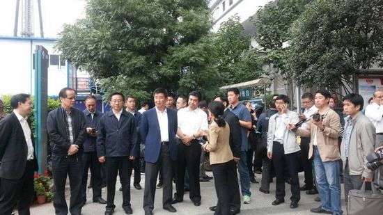 昆明市委书记高劲松赶赴延安医院看望受伤小学