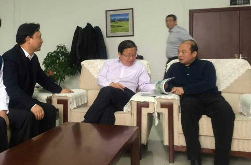 杨建国与贵州省委常委、副省长、贵安新区党工委书记秦如培围绕产业集群培育进行探讨 杨建国:贵州发展大数据切合时代发展需求