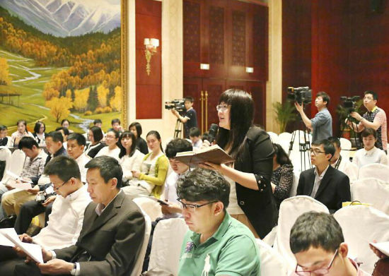 在2015亚欧商品贸易博览会新闻发布会上,记者进行现场提问 新疆:我们对2015亚欧商品贸易博览会充满期待