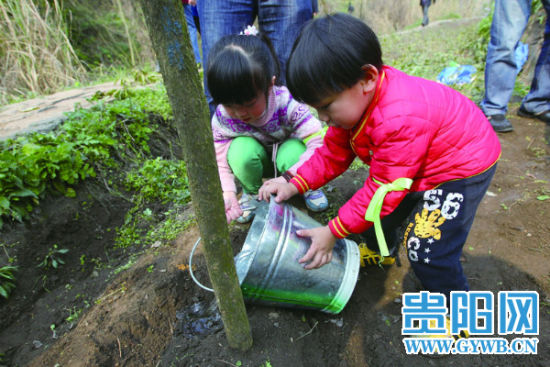志愿者在小车河城市湿地公园义务植树。 贵阳市全力推动生态文明建设 共享碧水蓝天绿地