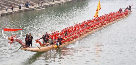 5月29日,贵州省施秉县“世界最长木龙舟”载着近200名女子桨手在县城舞阳河上开始训练。(奉力 摄) 贵州施秉:“世界最长木龙舟”成功入水