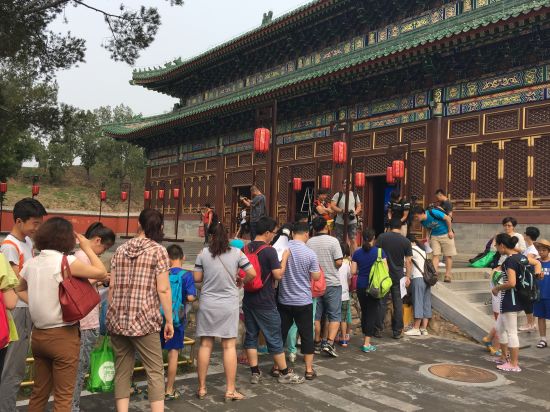 家长与孩子一起排队等待工作人员发放活动物品 海淀中关村发力科教惠民 600余名市民“走进”研学旅游