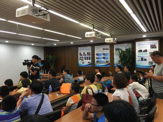 家长与孩子共同上课,体验亲子互动 海淀中关村发力科教惠民 600余名市民“走进”研学旅游