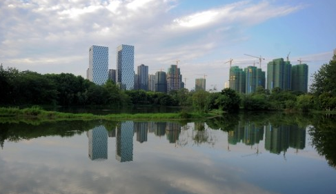 蓝天和地标建筑结合在一起让城市美不胜收。 G20嘉宾陆续抵成都 报名参会代表超过900人