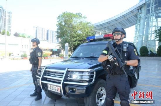 G20期间成都公安机关启动一级防控等级,特警持枪站岗。 钟欣 摄 G20会议开幕在即 成都递出最美迎客名片