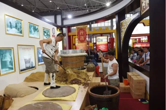 商家在酒博会上展示手工酿酒过程 第六届中国(贵州)国际酒类博览会在贵阳举行