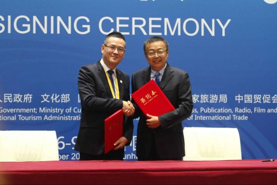 甘肃省委网信办主任梁和平与东方网总裁、总编辑徐世平签署合作协议 甘肃互联网领域四个重大项目在敦煌文博会上正式签约