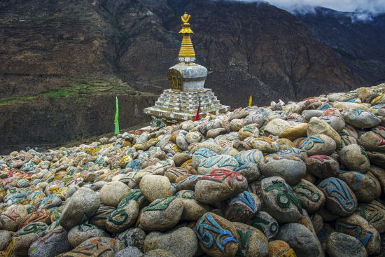 洛扎卓窝隆寺佛塔和玛尼堆—吴平摄 山南旅游南环线7日游