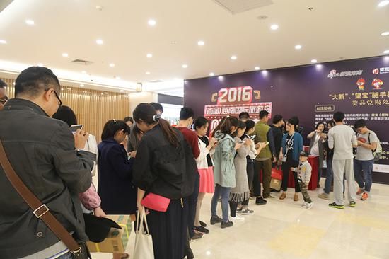 “随手拍赢好礼”互动活动吸引了现场众多市民参与 海南国际旅游岛购物节开启购物狂欢盛会 特产商品3折起
