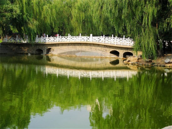 强烈的民族特色 满都海公园 呼和浩特满都海公园:富含强烈民族特色