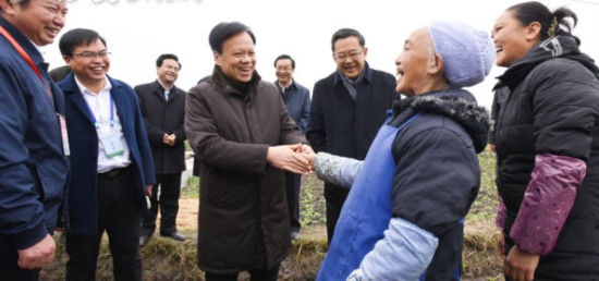 2016年11月24日,贵州省委书记、省人大常委会主任陈敏尔,省委副书记、省长孙志刚率队观摩督查惠水易地扶贫搬迁项目。这一年来,全省493万贫困群众的民生福祉,是省委省政府最放不下的牵挂。 脱贫攻坚首战告捷 贵州这一年不输承诺不负民心