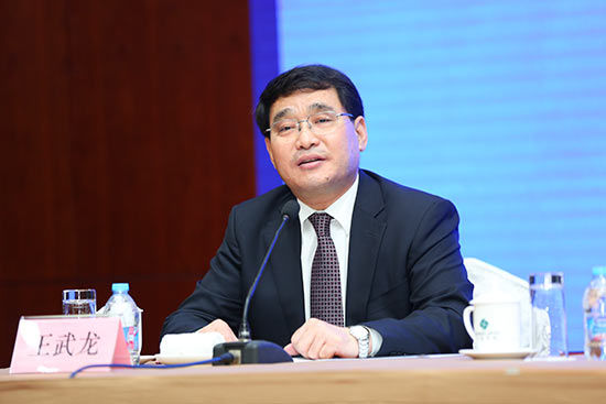 新疆维吾尔自治区党委宣传部副部长王武龙主持发布会 2017(中国)亚欧商博会新闻发布会在北京举行