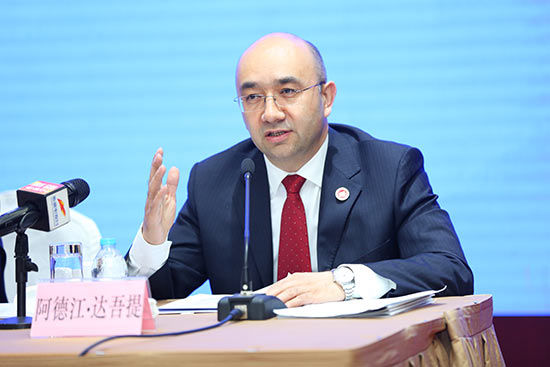 新疆国际博览事务局副局长,2017(中国)亚欧商品贸易博览会组委会副主任、秘书长阿德江·达吾提回答记者提问。 2017(中国)亚欧商博会新闻发布会在北京举行