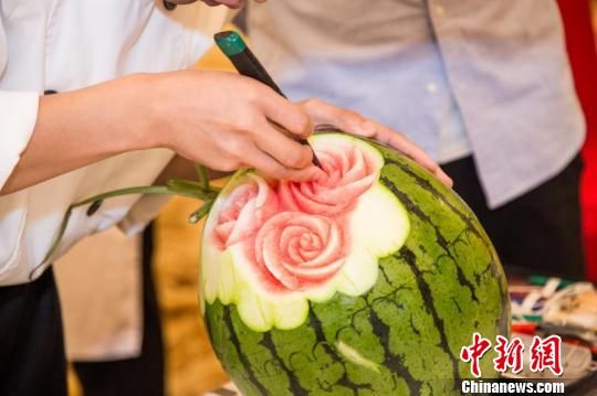 5月25日,2017年北京大兴西瓜节创意美食大赛举办。图为在雕刻组比赛中,选手现场比拼,在西瓜上展现雕工。维恩视觉供图 北京大兴西瓜节创意美食大赛举办 各种花式吃法轮番登场