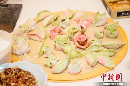 5月25日,2017年北京大兴西瓜节创意美食大赛举办,各种西瓜花式吃法轮番登场。图为大赛设置的花式创意西瓜水饺项目。维恩视觉供图 北京大兴西瓜节创意美食大赛举办 各种花式吃法轮番登场