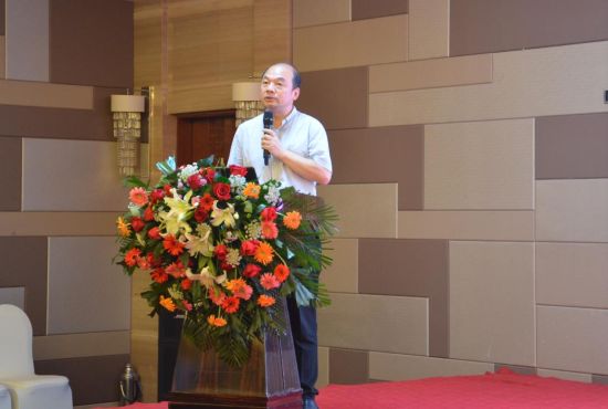 本文作者杨建国做主旨演讲 杨建国:空中丝绸之路引领河南物流换道超车