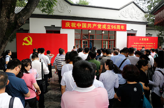 各界游客络绎不绝 香山公园迎来“双清红色游”高峰 首次推出迎七一特色文创产品