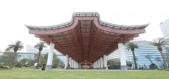 “丹冠飞羽”的迎宾长廊 “丝路”上面铺“金砖” 中建八局写传奇