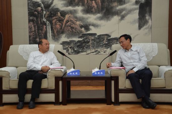 杨建国与新乡市委书记张国伟交流 杨建国:新乡要做成新型城镇化提质发展样本