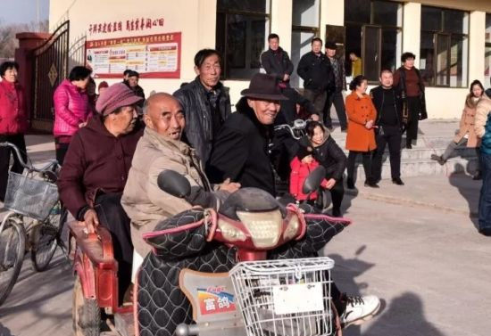 观看演出 永做草原红色文艺轻骑兵 土左旗乌兰牧骑在什兵地村开展惠民演出