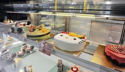 图为水果湖某品牌蛋糕店内陈列的蛋糕样品，均未标注“克”或“千克”。记者 叶茂林摄