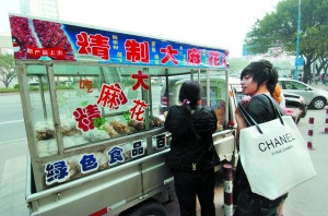 上海展板出租 在广州的大街小巷,常能见到贩卖天津大麻花的流动车