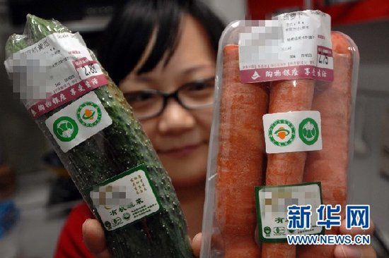 济南一位市民在超市购买的每公斤18元的有机黄瓜和每公斤9元的胡萝卜。新华记者郭绪雷摄