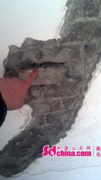 青岛新华锦小区现楼裂裂 承重墙裂缝宽达1厘米