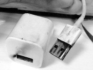 充电器插头、USB接口处都有烧焦的痕迹。信息时报记者陆明杰 摄