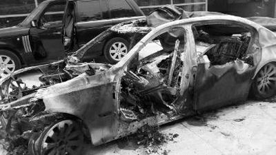 被烧毁的宝马车。(车主贾先生供图)