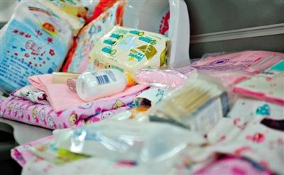 记者从北京市多家医院购买待产包，所含用品、价格差异较大。其中大部分均为医院强制出售给产妇。