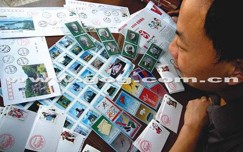 小木匠精心收藏奥运火花和邮票(图)
